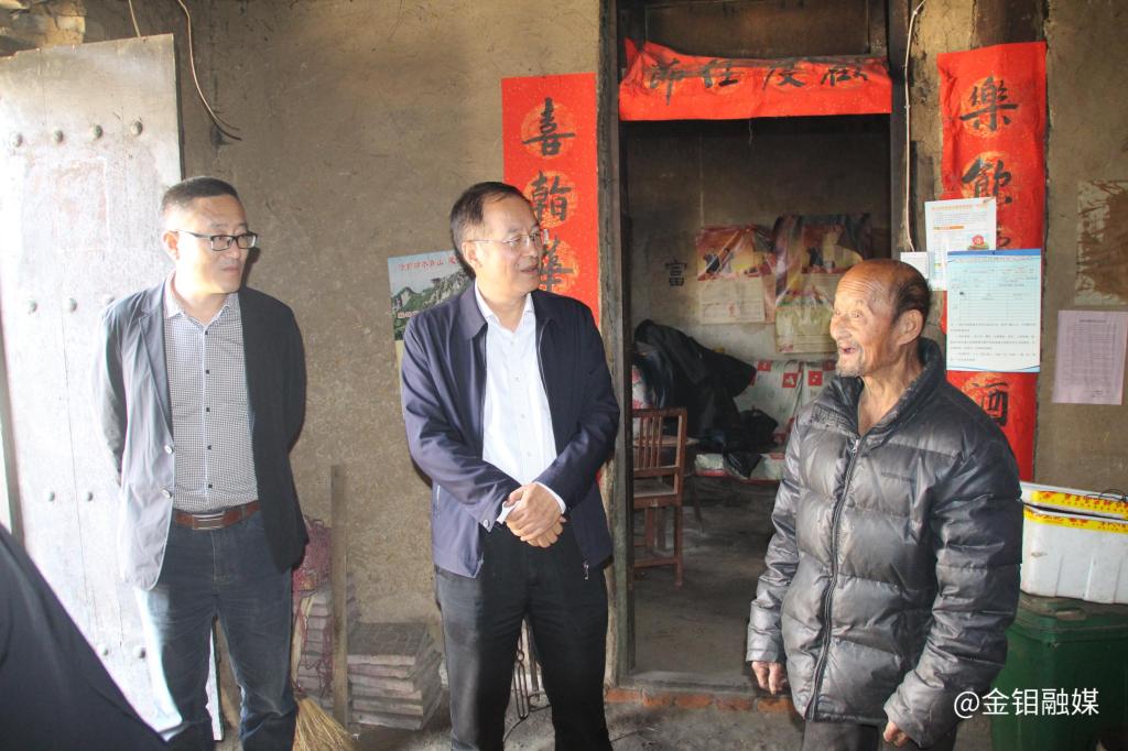 20241010-朱凌云深入東西坪村調(diào)研駐村幫扶工作并慰問困難群眾 (4).JPG
