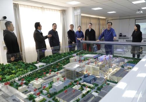 20231116-考核驗(yàn)收組在企業(yè)文化展廳聽取匯報.JPG