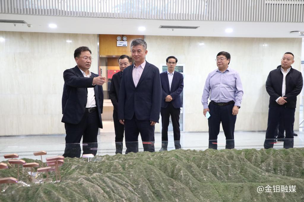 20241008-西安高新區(qū)黨工委副書記、管委會主任陳輝一行到金鉬股份調(diào)研座談 (1).jpg