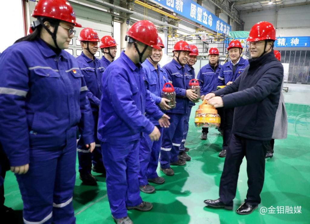20240209-新春送暖！公司黨委書記、董事長嚴(yán)平一行到金屬分公司看望慰問一線職工2.JPG