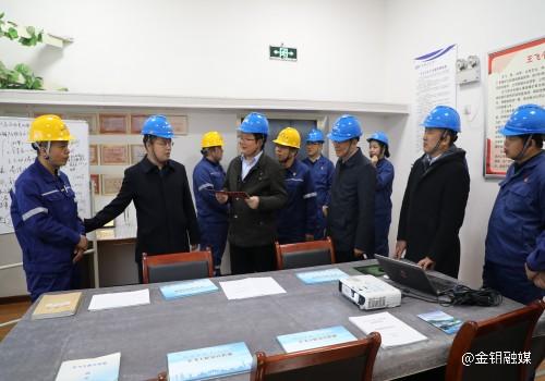 20231116-考核驗(yàn)收組在王飛工匠工作室聽取匯報.JPG