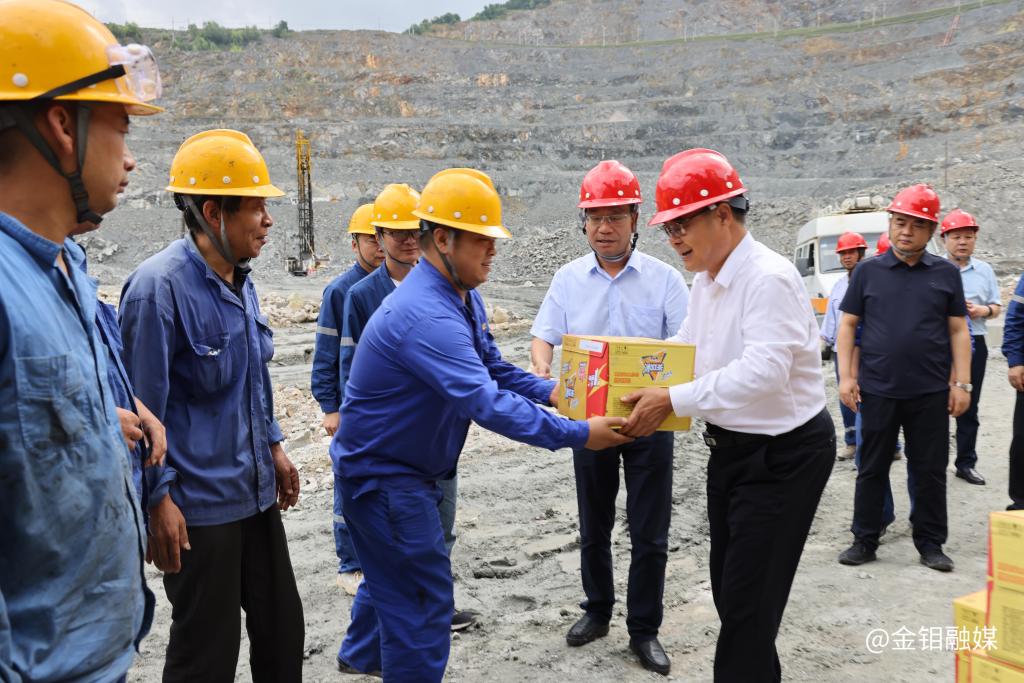20230801-高溫酷暑送清涼 華州區(qū)區(qū)長高波濤一行到礦山分公司慰問一線職工 (2).JPG 20230801-高溫酷暑送清涼 華州區(qū)區(qū)長高波濤一行到礦山分公司慰問一線職工 (2).JPG