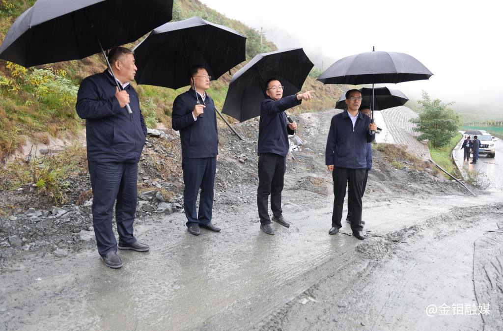 20251012-嚴(yán)平深入金堆礦區(qū)指導(dǎo)防汛工作強(qiáng)調(diào):筑牢安全堤壩 守護(hù)民生溫度 (3)(1).jpg
