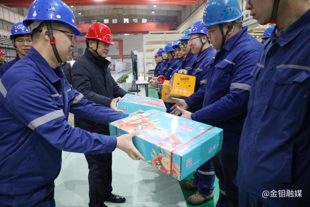 20240209-新春送暖!公司黨委書記、董事長嚴平一行到金屬分公司看望慰問一線職工3